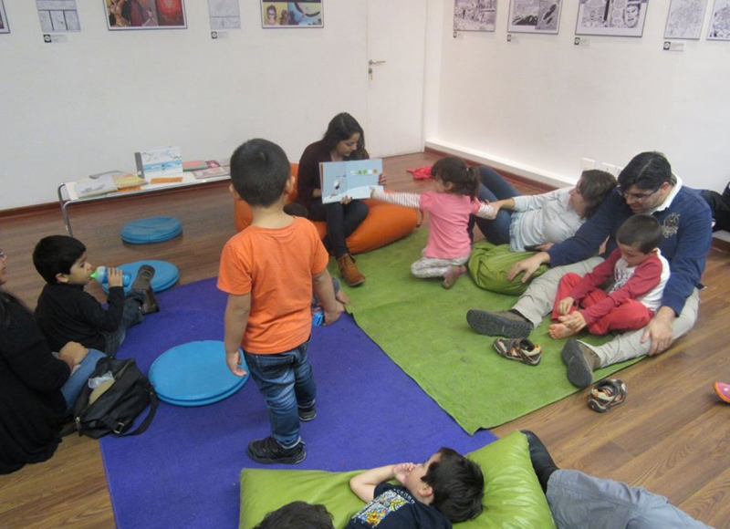 Familias de Corporación Camino visitan Biblioteca Viva Antofagasta